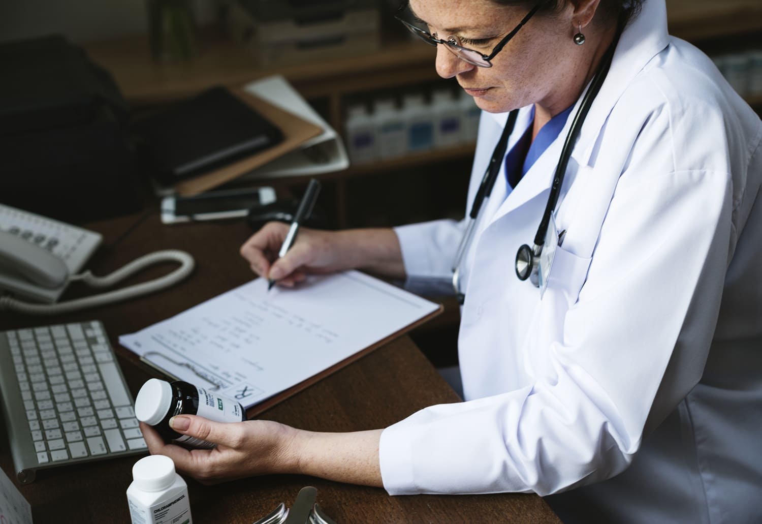 ABOGADOS ESPECIALISTAS - Guía 2025: Cómo Elegir la Mejor Póliza de Responsabilidad Civil Médica para tu Especialidad 8 Protección jurídica - el doctor esta escribiendo la prescripcion1